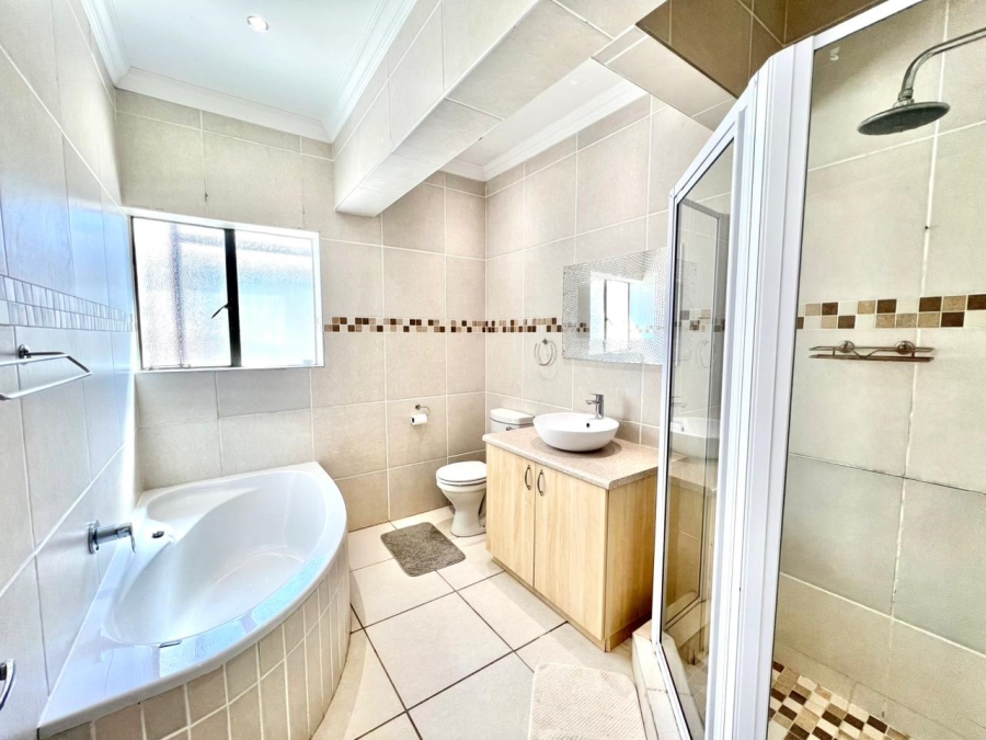 5 Bedroom Property for Sale in Paradise Beach Eastern Cape